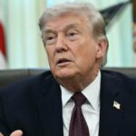 O presidente Donald Trump faz comentários durante um almoço bilateral com o primeiro-ministro da Noruega, Jonas Gahr Store, na sala do gabinete da Casa Branca em 24 de abril de 2025. (Crédito: Chip Somodevilla/Getty Images)