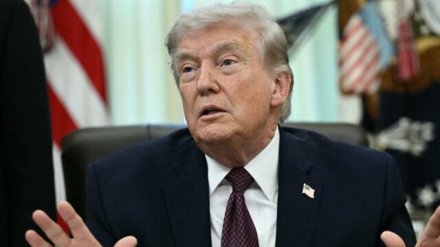 O presidente Donald Trump faz comentários durante um almoço bilateral com o primeiro-ministro da Noruega, Jonas Gahr Store, na sala do gabinete da Casa Branca em 24 de abril de 2025. (Crédito: Chip Somodevilla/Getty Images)