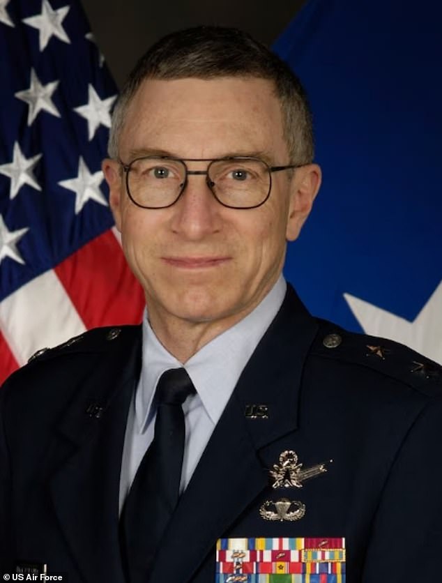 Trump investiga o misterioso desaparecimento de 10 cientistas do governo O general aposentado da Força Aérea William Neil McCasland, 68, desapareceu de sua casa no Novo México sem telefone, dispositivos vestíveis ou óculos em 27 de fevereiro.