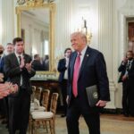 Trump lê versículos da Bíblia sobre arrependimento após imagem de IA de si mesmo como Jesus