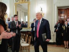 Trump lê versículos da Bíblia sobre arrependimento após imagem de IA de si mesmo como Jesus Trump lê versículos da Bíblia sobre arrependimento após imagem de IA de si mesmo como Jesus