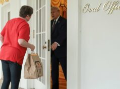Trump leva o McDonalds DoorDashed à Casa Branca e depois responde a perguntas sobre a guerra no Irã com o entregador (Reuters)