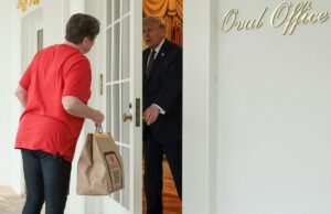 Trump leva o McDonalds DoorDashed à Casa Branca e depois responde a perguntas sobre a guerra no Irã com o entregador (Reuters)