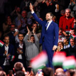 O primeiro-ministro húngaro, Viktor Orban (à esquerda), aperta a mão do presidente dos EUA, Donald Trump, durante a Cúpula da Paz em Sharm El Sheikh, no Egito. Data da foto: segunda-feira, 13 de outubro de 2025. 81990874 (Associação de Imprensa via AP Images)