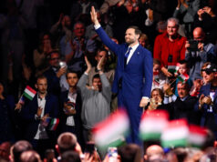 Trump não é o único ditador fracassado sendo elogiado por Vance O primeiro-ministro húngaro, Viktor Orban (à esquerda), aperta a mão do presidente dos EUA, Donald Trump, durante a Cúpula da Paz em Sharm El Sheikh, no Egito. Data da foto: segunda-feira, 13 de outubro de 2025. 81990874 (Associação de Imprensa via AP Images)