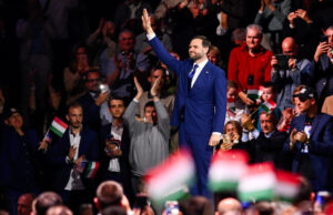 Trump não é o único ditador fracassado sendo elogiado por Vance O primeiro-ministro húngaro, Viktor Orban (à esquerda), aperta a mão do presidente dos EUA, Donald Trump, durante a Cúpula da Paz em Sharm El Sheikh, no Egito. Data da foto: segunda-feira, 13 de outubro de 2025. 81990874 (Associação de Imprensa via AP Images)