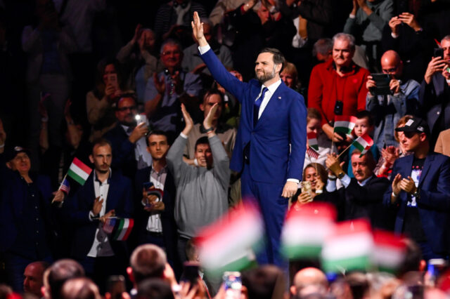 O primeiro-ministro húngaro, Viktor Orban (à esquerda), aperta a mão do presidente dos EUA, Donald Trump, durante a Cúpula da Paz em Sharm El Sheikh, no Egito. Data da foto: segunda-feira, 13 de outubro de 2025. 81990874 (Associação de Imprensa via AP Images)