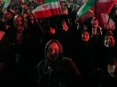 Trump não está satisfeito com a última proposta do Irã para acabar com a guerra, diz autoridade dos EUA Manifestantes pró-governo agitam bandeiras iranianas em Teerã na segunda-feira.