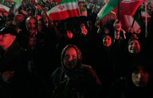 Trump não está satisfeito com a última proposta do Irã para acabar com a guerra, diz autoridade dos EUA Manifestantes pró-governo agitam bandeiras iranianas em Teerã na segunda-feira.