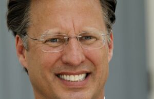 Trump nomeia novo embaixador dos EUA na Austrália Michael Koziol