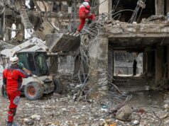 Trump prepara discurso no horário nobre enquanto as prioridades da guerra no Irã mudam Trabalhadores e civis revistam os escombros de edifícios residenciais destruídos nos ataques dos EUA e de Israel em Teerã.