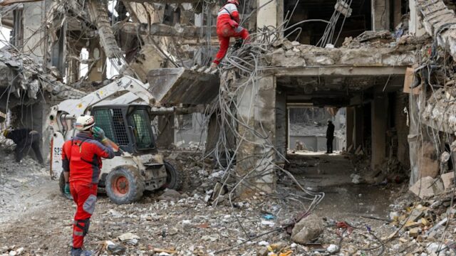 Trabalhadores e civis revistam os escombros de edifícios residenciais destruídos nos ataques dos EUA e de Israel em Teerã.