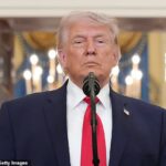 Donald Trump prometeu destruir o Irã em uma postagem carregada de palavrões nas redes sociais, que terminou bizarramente com a frase: “Louvado seja Alá”.