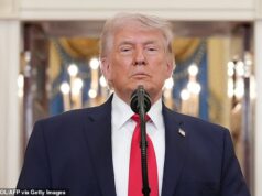 Trump promete bombardear o Irã até um INFERNO em uma ameaça carregada de palavrões no Domingo de Páscoa de que terminará com ‘louvado seja Alá’ Donald Trump prometeu destruir o Irã em uma postagem carregada de palavrões nas redes sociais, que terminou bizarramente com a frase: “Louvado seja Alá”.