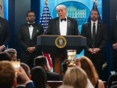 Trump promete remarcar jantar de correspondentes na Casa Branca: ‘Não vamos deixar ninguém assumir o controle de nossa sociedade’ Trump promete remarcar jantar de correspondentes na Casa Branca: 'Não vamos deixar ninguém assumir o controle de nossa sociedade'