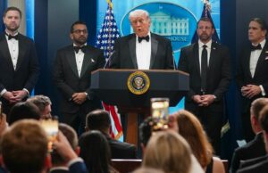 Trump promete remarcar jantar de correspondentes na Casa Branca: ‘Não vamos deixar ninguém assumir o controle de nossa sociedade’ Trump promete remarcar jantar de correspondentes na Casa Branca: 'Não vamos deixar ninguém assumir o controle de nossa sociedade'