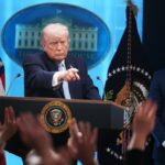 ESTADOS UNIDOS - 6 DE ABRIL: O presidente Donald Trump e o secretário de Defesa Pete Hegseth conduzem uma entrevista coletiva na sala de reuniões da Casa Branca sobre a guerra no Irã na segunda-feira, 6 de abril de 2026. (Tom Williams/CQ-Roll Call, Inc via Getty Images)