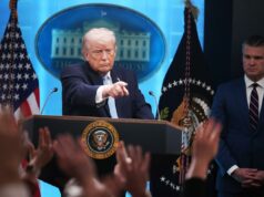 Trump recua em confiscar o petróleo do Irão: “Infelizmente, o povo americano gostaria de nos ver voltar para casa” ESTADOS UNIDOS - 6 DE ABRIL: O presidente Donald Trump e o secretário de Defesa Pete Hegseth conduzem uma entrevista coletiva na sala de reuniões da Casa Branca sobre a guerra no Irã na segunda-feira, 6 de abril de 2026. (Tom Williams/CQ-Roll Call, Inc via Getty Images)