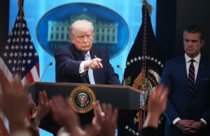 Trump recua em confiscar o petróleo do Irão: “Infelizmente, o povo americano gostaria de nos ver voltar para casa” ESTADOS UNIDOS - 6 DE ABRIL: O presidente Donald Trump e o secretário de Defesa Pete Hegseth conduzem uma entrevista coletiva na sala de reuniões da Casa Branca sobre a guerra no Irã na segunda-feira, 6 de abril de 2026. (Tom Williams/CQ-Roll Call, Inc via Getty Images)