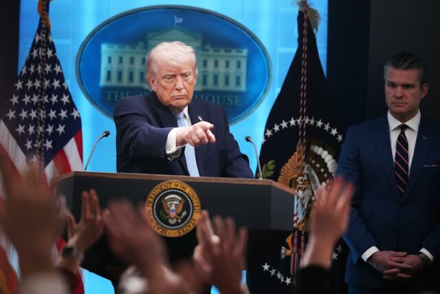 ESTADOS UNIDOS - 6 DE ABRIL: O presidente Donald Trump e o secretário de Defesa Pete Hegseth conduzem uma entrevista coletiva na sala de reuniões da Casa Branca sobre a guerra no Irã na segunda-feira, 6 de abril de 2026. (Tom Williams/CQ-Roll Call, Inc via Getty Images)