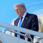 O vice-presidente JD Vance fala enquanto Jared Kushner, à esquerda, e Steve Witkoff, enviado especial para missões de paz, ouvem durante uma entrevista coletiva.