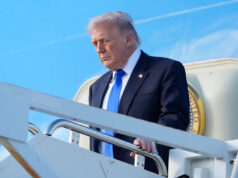 Trump retira negociadores dos EUA das negociações com o Irã e diz que Teerã pode ‘ligar’ se quiser um acordo O vice-presidente JD Vance fala enquanto Jared Kushner, à esquerda, e Steve Witkoff, enviado especial para missões de paz, ouvem durante uma entrevista coletiva.