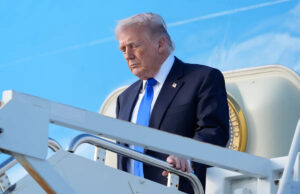 Trump retira negociadores dos EUA das negociações com o Irã e diz que Teerã pode ‘ligar’ se quiser um acordo O vice-presidente JD Vance fala enquanto Jared Kushner, à esquerda, e Steve Witkoff, enviado especial para missões de paz, ouvem durante uma entrevista coletiva.