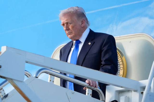 O vice-presidente JD Vance fala enquanto Jared Kushner, à esquerda, e Steve Witkoff, enviado especial para missões de paz, ouvem durante uma entrevista coletiva.