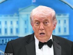 Trump revela as palavras assustadoras de Melania enquanto tiros soavam e os agentes o forçavam a rastejar para fora do salão de jantar dos correspondentes na Casa Branca Trump disse em uma entrevista coletiva no sábado à noite que não tinha certeza se ouviu tiros ou uma bandeja de jantar caindo quando um homem armado foi derrubado ao tentar violar o jantar do correspondente da Casa Branca duas horas após seu discurso.