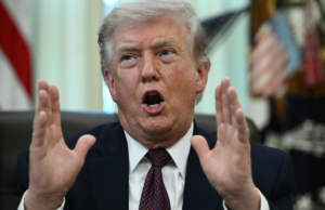 Trump se dirigirá à nação sobre o Irã: como assistir esta noite Donald Trump speaks after signing an executive order in the Oval Office of the White House in Washington, DC, on March 31, 2026.