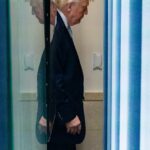 Donald Trump deixa a sala de coletivas de imprensa na Casa Branca na segunda-feira.