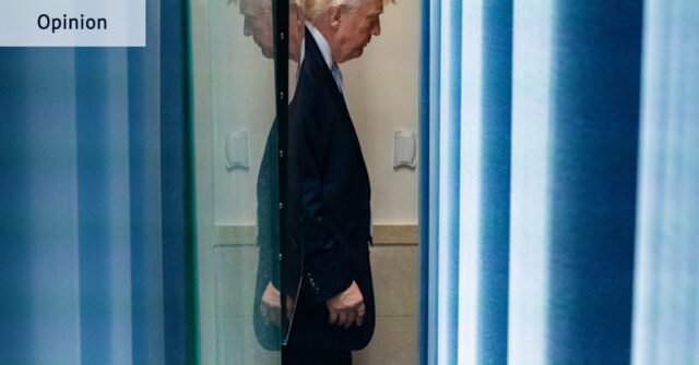 Donald Trump deixa a sala de coletivas de imprensa na Casa Branca na segunda-feira.