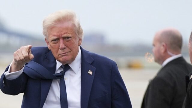 Trump testando os verdadeiros crentes com suas travessuras em meio Papa Leão XIV e Donald Trump.