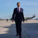 O primeiro-ministro da Hungria, Viktor Orban, fala com a mídia ao chegar para uma cimeira da UE no edifício do Conselho Europeu em Bruxelas, quinta-feira, 26 de outubro de 2023. Os líderes da União Europeia reúnem-se quinta-feira para uma reunião de dois dias para discutir, entre outras questões, a Ucrânia e o impacto da guerra entre Israel e o Hamas. (Foto AP/Virgínia Mayo)