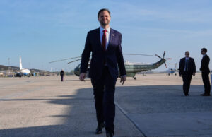 Tudo que JD Vance toca vira merda O primeiro-ministro da Hungria, Viktor Orban, fala com a mídia ao chegar para uma cimeira da UE no edifício do Conselho Europeu em Bruxelas, quinta-feira, 26 de outubro de 2023. Os líderes da União Europeia reúnem-se quinta-feira para uma reunião de dois dias para discutir, entre outras questões, a Ucrânia e o impacto da guerra entre Israel e o Hamas. (Foto AP/Virgínia Mayo)