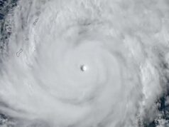 Tufão monstruoso no Oceano Pacífico está atingindo um grupo de ilhas remotas dos EUA Uma imagem de satélite do Super Tufão Sinlaku se aproximando das Ilhas Marianas e Guam sobre o Oceano Pacífico, nesta foto tirada de um vídeo e divulgada em 13 de abril de 2026.