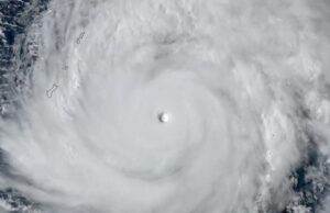 Tufão monstruoso no Oceano Pacífico está atingindo um grupo de ilhas remotas dos EUA Uma imagem de satélite do Super Tufão Sinlaku se aproximando das Ilhas Marianas e Guam sobre o Oceano Pacífico, nesta foto tirada de um vídeo e divulgada em 13 de abril de 2026.