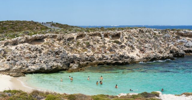 Turista lutando pela vida após acidente de bicicleta na amada ilha australiana

