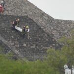 Trabalhadores forenses carregam o corpo de uma vítima para baixo de uma pirâmide depois que as autoridades disseram que um homem armado abriu fogo, em Teotihuacan, México, segunda-feira, 20 de abril de 2026.