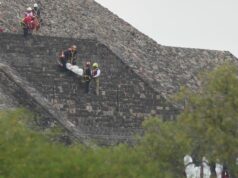 Turista morto a tiros e outros feridos em pirâmide histórica Trabalhadores forenses carregam o corpo de uma vítima para baixo de uma pirâmide depois que as autoridades disseram que um homem armado abriu fogo, em Teotihuacan, México, segunda-feira, 20 de abril de 2026.