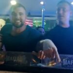 Os turistas (ambos na foto) estavam bebendo no The Godfather Bar em Pattaya - também conhecido como 'Cidade do Pecado' - antes de se gabarem de terem 'vencido duas guerras mundiais' e depois supostamente atacarem o alemão