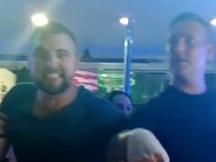 Turistas britânicos espancaram um turista alemão gravemente doente na Tailândia ‘depois de se gabar de ter vencido duas guerras mundiais’ Os turistas (ambos na foto) estavam bebendo no The Godfather Bar em Pattaya - também conhecido como 'Cidade do Pecado' - antes de se gabarem de terem 'vencido duas guerras mundiais' e depois supostamente atacarem o alemão