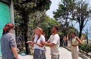 Turistas britânicos que gritaram abusos vis contra israelenses no Vietnã, vistos em novos vídeos ‘perseguindo’ turistas visivelmente judeus Um novo vídeo mostra a dupla de turistas britânicos assediando novamente um grupo de israelenses no Vietnã