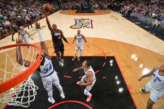 Tyrese Maxey lidera o 76ers contra o Magic para estabelecer Tyrese Maxey, que marcou 31 pontos, o recorde do time, atira um flutuador durante a vitória do anfitrião 76ers por 109-97 sobre o Magic em 15 de abril de 2026 no torneio play-in da NBA.