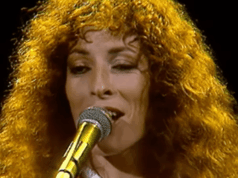 Tzruya ‘Suki’ Lahav, violinista original de Bruce Springsteen que tocou em ‘Jungleland’ e fez turnê com a E Street Band, morre aos 74 anos Tzruya 'Suki' Lahav, violinista original de Bruce Springsteen que tocou em 'Jungleland' e fez turnê com a E Street Band, morre aos 74 anos