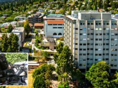 UC Berkeley abalada por duas mortes em menos de um dia no campus Um policial uniformizado parado ao lado de uma motocicleta e um carro da polícia no campus da UC Berkeley.