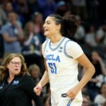 Dawn Staley, técnica do South Carolina Gamecocks, observa durante o treino aberto do Super Sábado.