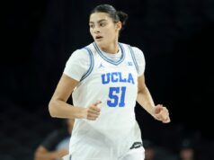 UCLA provoca reação por dançar antes do jogo do título contra a Carolina do Sul UCLA provoca reação por dançar antes do jogo do título contra a Carolina do Sul