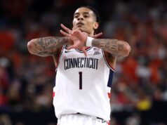 UConn recebe atualização sobre lesão de bola solo sobre o status de jogo do campeonato UConn guard Solo Ball playing against Illinois in NCAA Final Four