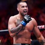 MIAMI, FLÓRIDA - 11 DE ABRIL: Carlos Ulberg da Nova Zelândia, (R), dá um soco em Jiri Prochazka da República Tcheca em uma luta pelo título dos meio-pesados ​​durante o UFC 327 no Kaseya Center em 11 de abril de 2026 em Miami, Flórida. Carmen Mandato/Getty Images/AFP (Foto de Carmen Mandato / GETTY IMAGES NORTH AMERICA / Getty Images via AFP)